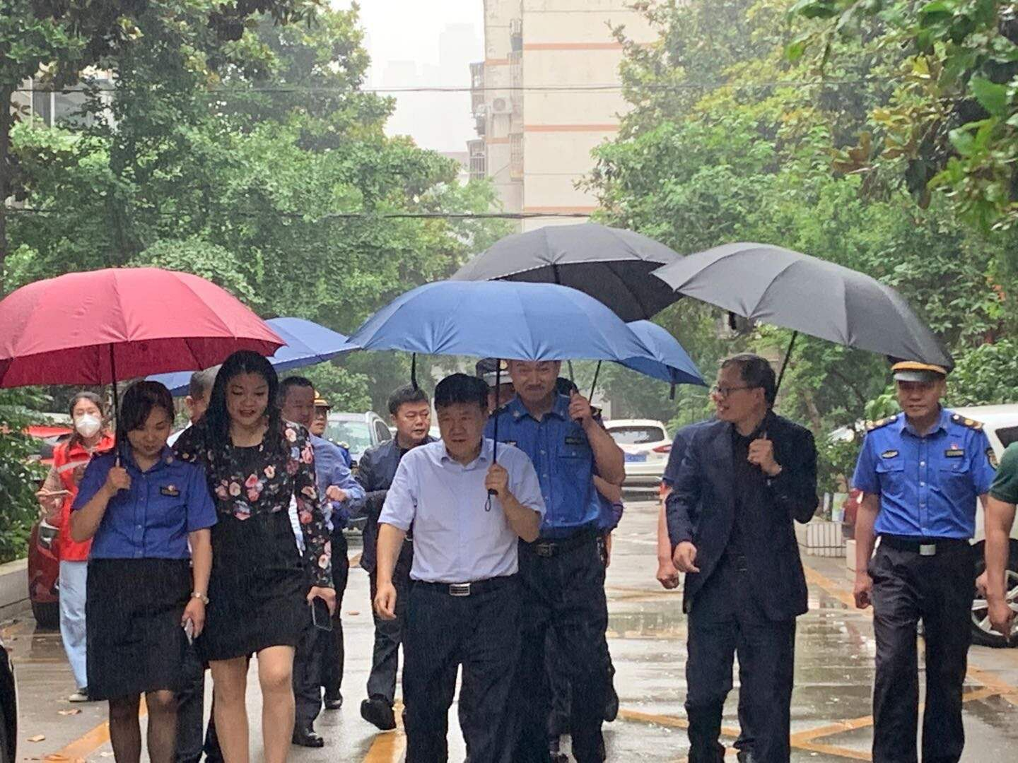 徐州市城管局徐建局長、泉山區(qū)劉明副區(qū)長來段莊街道中院小區(qū)視察垃圾分類啟動儀式。